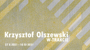 Wystawa Krzysztof Olszewski, na tle grafiki autora w kolorze żółto szarym. Wystawa po tytułem W-Trakcie. 27.10-10.11.2021