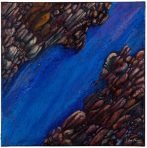 Reprodukcja obrazu akrylowego z cyklu Kamienie. Obraz w kwadracie przedstawia rzekę, niczym z lotu ptaka. Rzeka jest w kolorze niebieskim. Płynie od lewego dolnego rogu ku górze prawego. Brzeg jest usłany kamieniami.