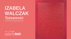 Izabela Walczak Tożsamość 7 wrzesień - 11 październik 2023. Logo Galerii Test. Po prawej stronie czerwona praca artystki. Białe napisy na koralowym tle.
